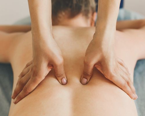 Anwendung Dorn-Breuß Therapie bei der Massage - Physiotherapie Aedtner