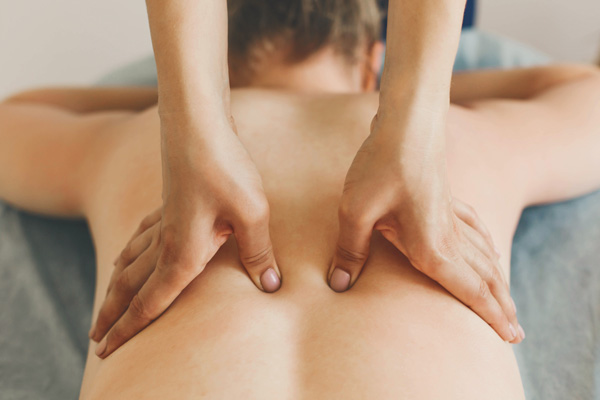Anwendung Dorn-Breuß Therapie bei der Massage - Physiotherapie Aedtner